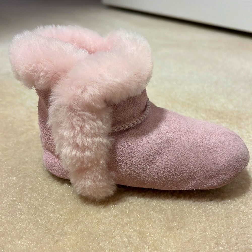 UGG Lassen Genuine Shearling Crib Shoe (Baby)
